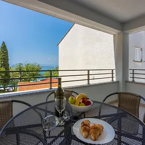 Luxury Lovorka 3 & 4***/**** Apartment Selce